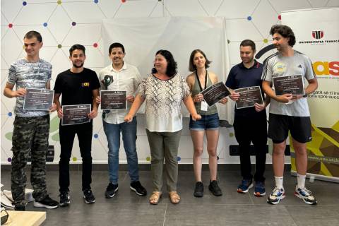 Equipo ganador de la Summer School, con Younes El Mghari tercero por la izquierda.